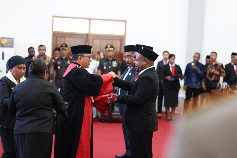 Delius Tabuni Resmi Dilantik sebagai Ketua DPR Papua Tengah 2024-2029